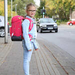 Kinder mit geistiger Behinderung lernen den Verkehr kennen.